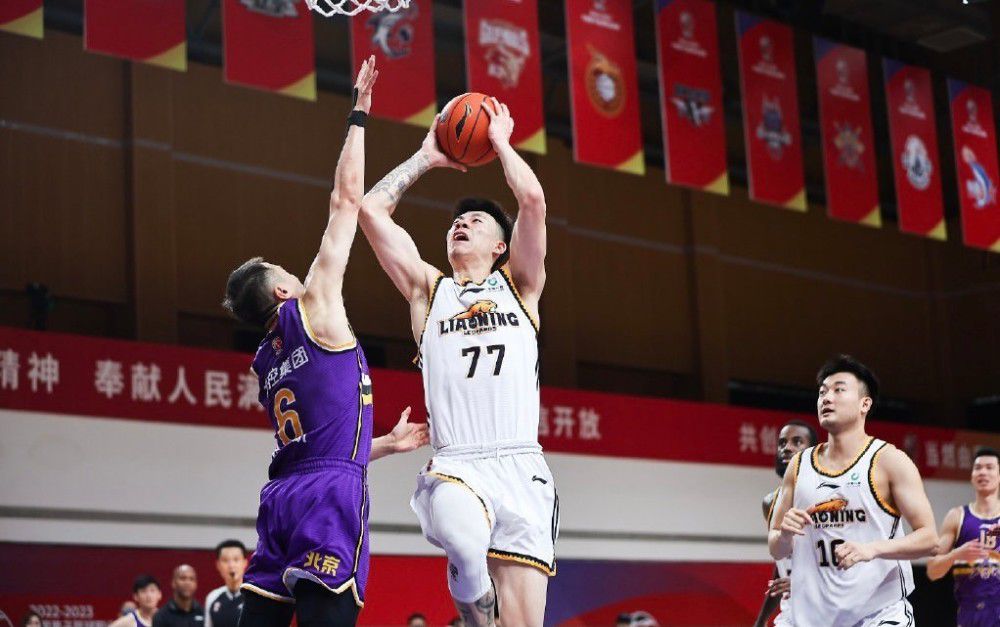 叶辰笑道：谢谢伊藤先生的好意，不过我这个人胸无大志，也没上过什么学，没野心也没能力，所以还是随缘吧。